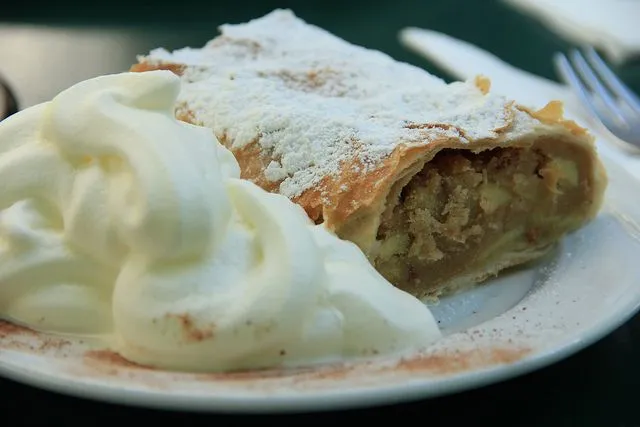 Strudel z wiśniami lub jabłkami może być ciekawą alternatywą dla tradycyjnego jabłecznika