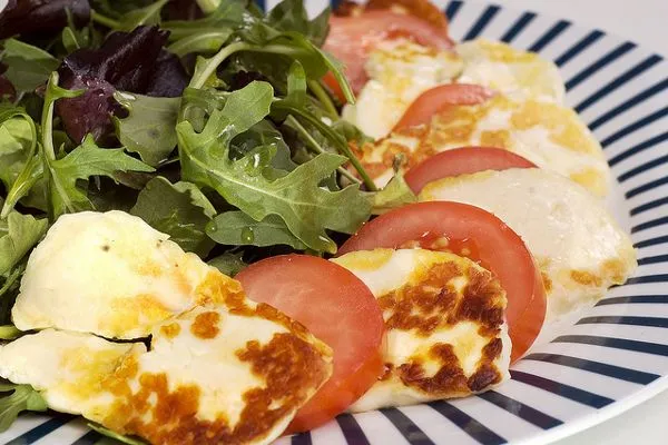 Smażony ser halloumi z warzywami