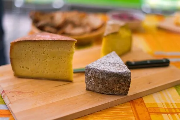 Na poprawinach nie może zabraknąć deski z serami albo wędlinami