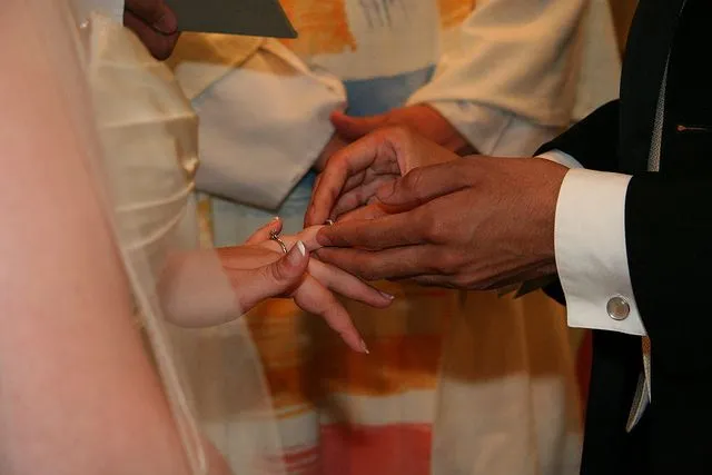 Przyjmij tę obrączkę jako znak mojej miłości i wierności...