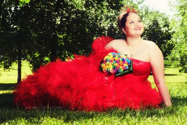 Czerwona suknia ślubna + tęczowe kwiaty – odważnie i kolorowo
