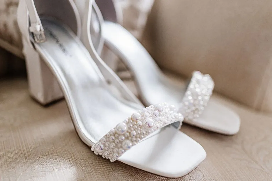 Ślubne buty ozdobione perłami