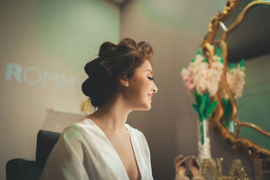 Kobieta z fryzurą w stylu retro przed lustrem