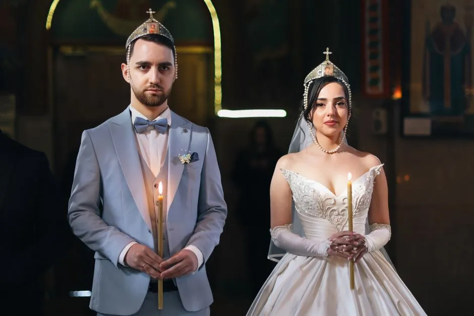 Para młoda ze świecami podczas ślubu w cerkwi