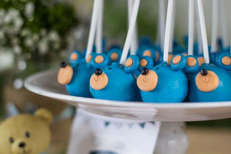 Niebieskie cake popsy w kształcie misiów na paterze