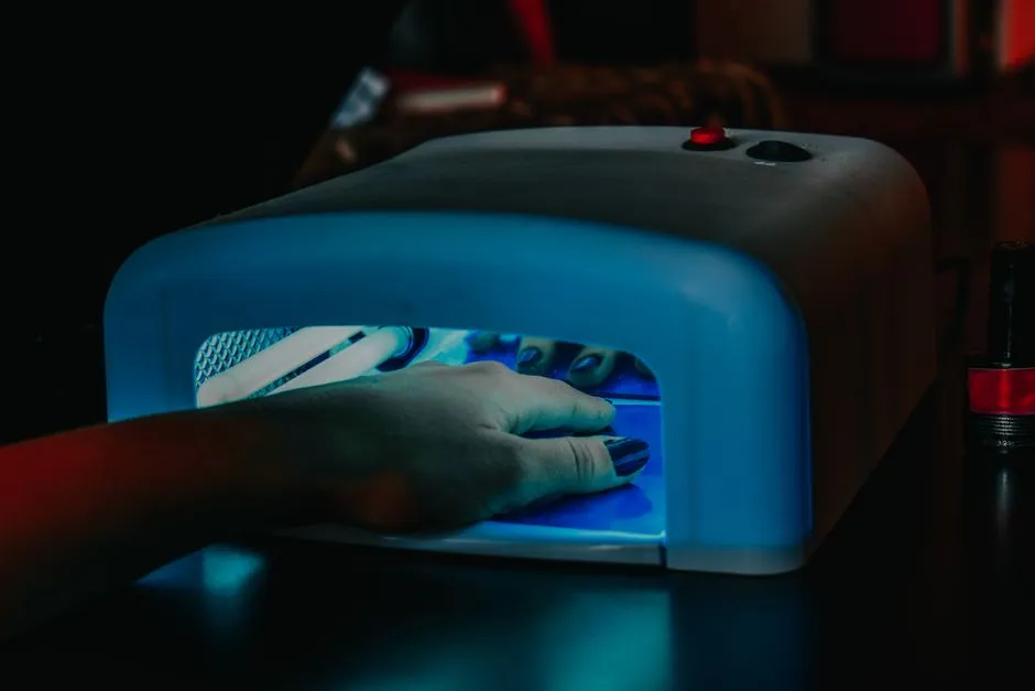 Utwardzanie manicure pod lampą