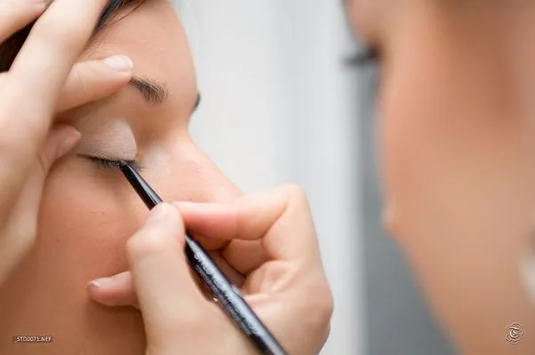 Stosowanie serum do rzęs pomoże wzmocnić, zagęścić i wydłużyć rzęsy