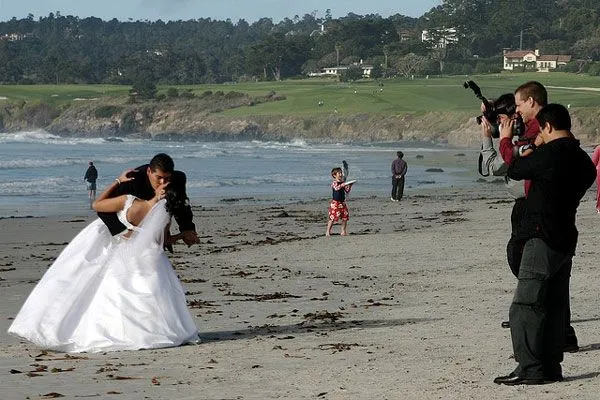 A może kilka romantycznych kadrów na plaży?