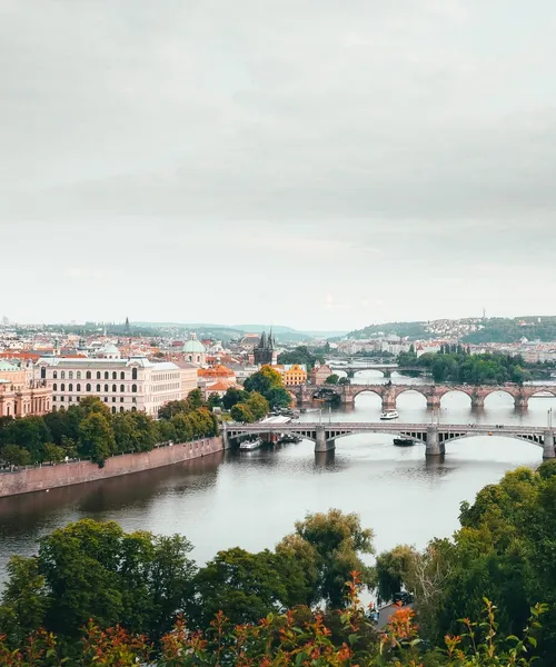 Widok na Pragę z mostami na Wełtawie