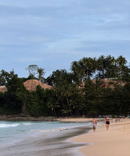 Plaża w Phuket z zielenią i piaszczystym brzegiem