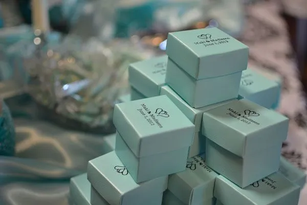 Gustowne pudełeczka z niespodzianką dla gości w kolorze przewodnim wesela (Tiffany Blue)