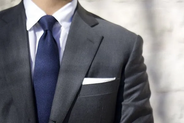 W klasycznym ciemnym garniturze każdy Pan Młody będzie wyglądał elegancko