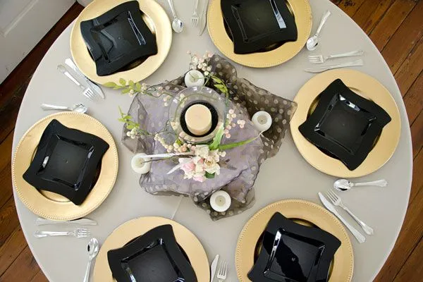 W tradycyjnych zaręczynach kluczową rolę odgrywa spotkanie obu rodzin w domu narzeczonej lub w restauracji