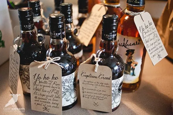 A może obdarować gości po małej butelce alkoholu?