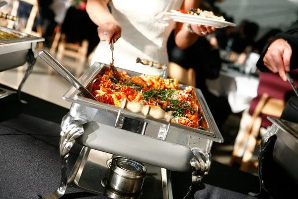 Większość sal przygotowuje propozycje menu z wyszczególnieniem rodzajów i liczby potraw, przystawek, deserów