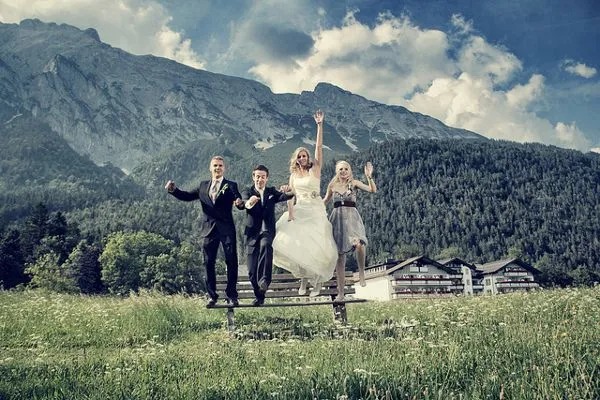 Malowniczy krajobraz górski to idealne tło dl ślubnej fotografii