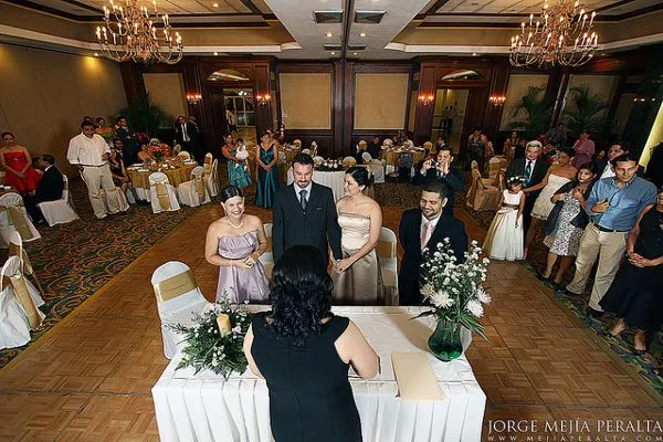 Ceremonia ślubna rozpoczyna się od krótkiej przemowy kierownika Urzędu Stanu Cywilnego