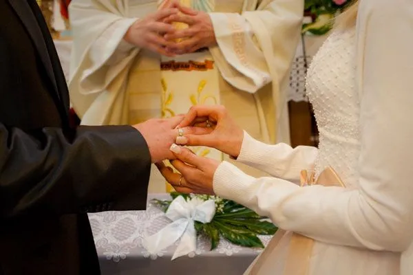 Biały sweterek dopasowany do sukni ślubnej o kroju princessy