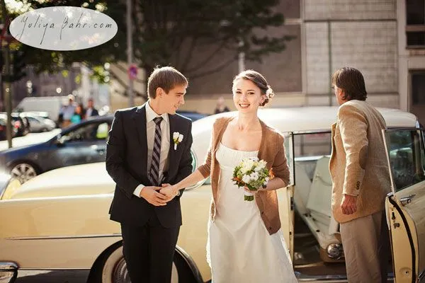 Sweterek jako element slubnej stylizacji w klimacie vintage