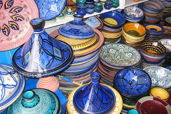 Tajine - oryginalne naczynie do gotowania potrawy o tej samej nazwie