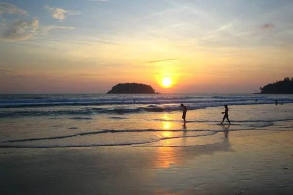 Zachód słońca na Kata Beach (Phuket, Tajlandia)