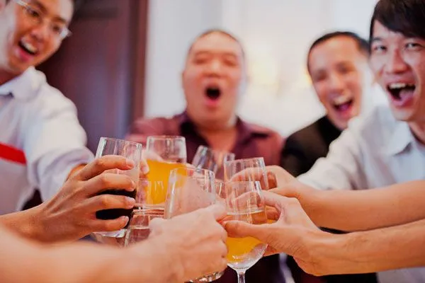 Trunkiem idealnie nadającym się do wznoszenia toastu jest wino lub szampan