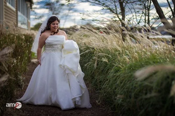 Idealna suknia dla Panny Młodej w rozmiarze „plus size” powinna być uszyta z gładkiego materiału