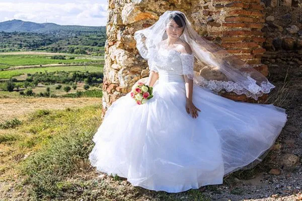 Najodpowiedniejsza będzie bogata suknia o kroju princessy