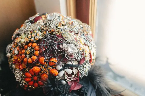 Bukiet ślubny z pięknych broszek nawiązujących kolorem i kształtem do święta Halloween