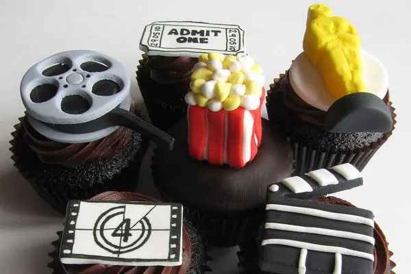 Słodkie cupcakes z filmową dekoracją zachwycą weselnych gości