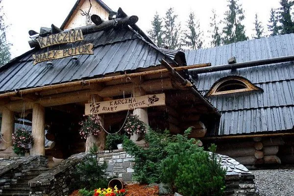 Podstawowym budulcem gospód i karczm jest kamień i drewno