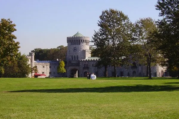 Każda „biała dama” będzie się czuła doskonale w murach zabytkowego zamczyska (Hempstead House)