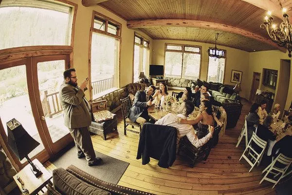Przyjęcie weselne to idealna opcja dla tych, którzy nie mają licznej rodziny lub po prostu nie lubią wielkich imprez