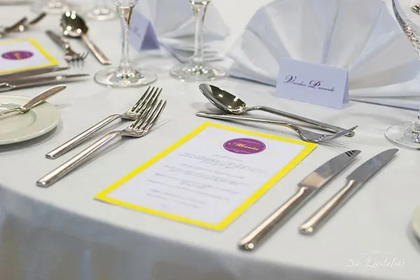 W karcie menu możemy zamieścić kilka przepisów na owocowe drinki z materiałów dostępnych na stole