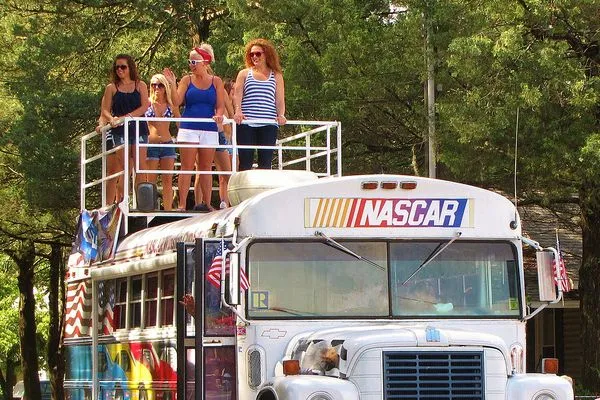 A może tak wieczór panieński na autobusie?