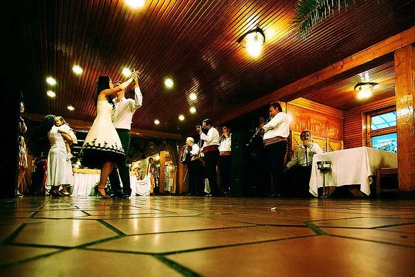 Gry i zabawy prowadzi DJ lub wodzirej