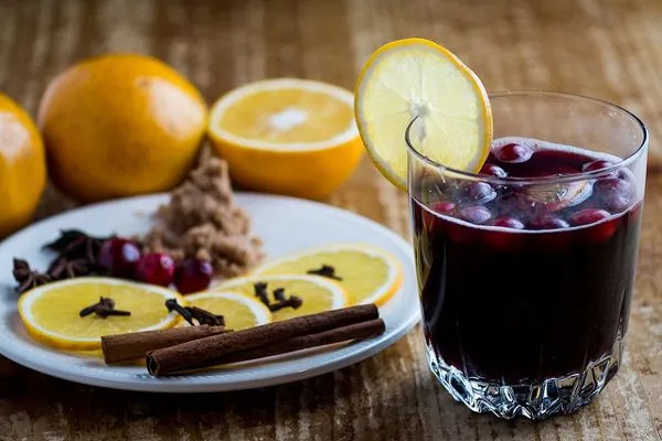 Grzane wino, gorąca herbata z pomarańczą i goździkami - tego nie może zabraknąć w weselnym menu