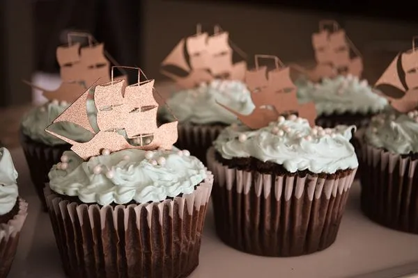 Cupcakes ze złotymi ozdobami