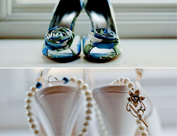 Buty w roli stojaka na biżuterię to dość popularny motyw w fotografii ślubnej