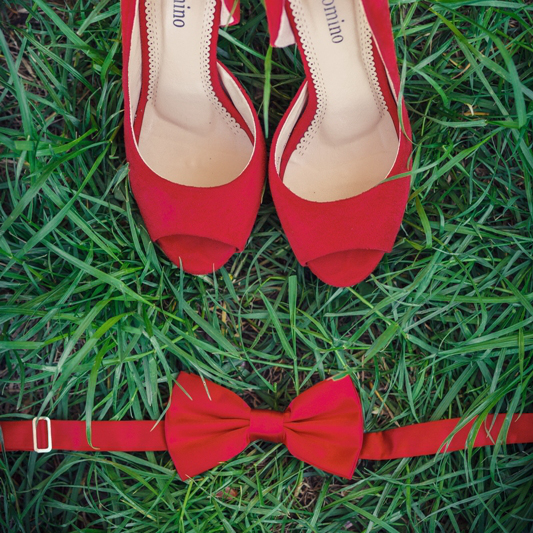 Czerwone buty do ślubu i muszka