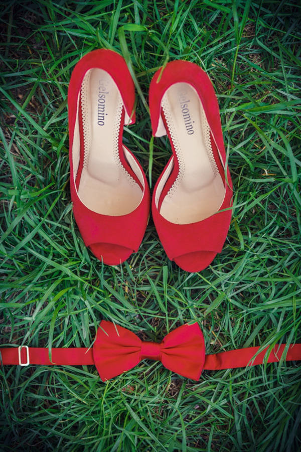 Czerwona muszka, czerwone buty do ślubu