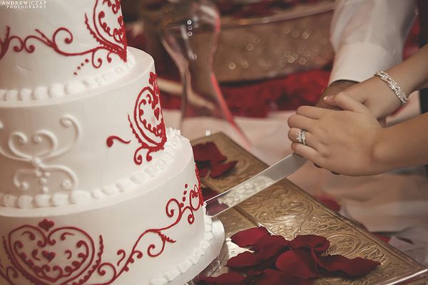 Efektowny tort, idealny na wesele z czerwonym motywem przewodnim