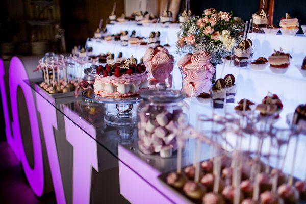 Cake popsy i inne słodkości możemy zaserwować na nowoczesnym stole weselnym w formie napisu LOVE
