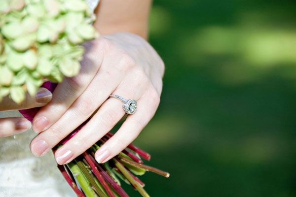 Delikatny pierścionek na delikatnej kobiecej dłoni – zestaw idealny 