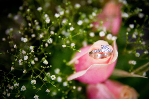 Pierścionek zaręczynowy ukryty w bukiecie kwiatów