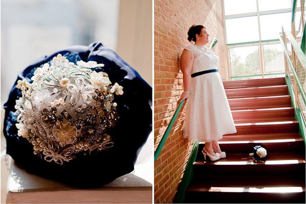 Szarfa w pasie sukni ślubnej może być wykonana z tego samego materiału co rączka i kryza bukietu