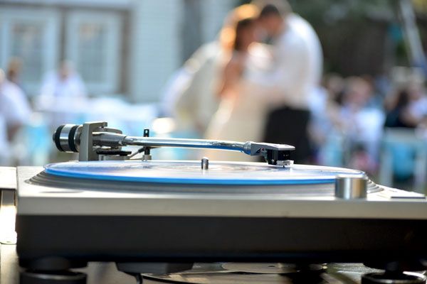DJ zapewnia muzykę w oryginalnym wykonaniu i nieograniczoną różnorodność repertuaru