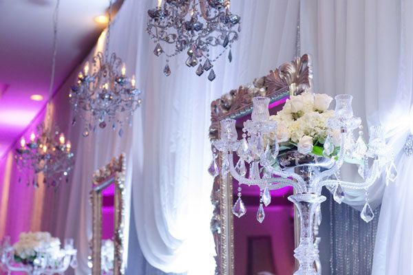 Przy odpowiednim oświetleniu sali weselnej może okazać się, że fioletowe dodatki nie będą potrzebne