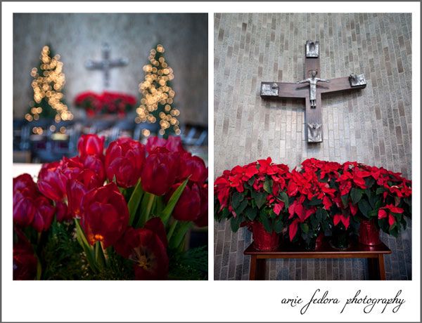 Wyjątkowa dekoracja kościoła: choinki, gwiazdy betlejemskie (kwiaty) i czerwone tulipany