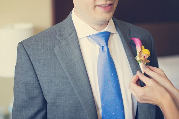 Krawat może nawiązywać do koloru przewodniego wesela